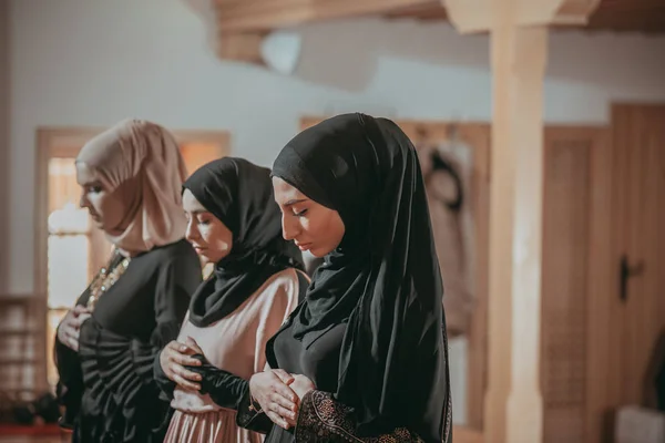 Tres chicas musulmanas rezan juntas en la mezquita —  Fotos de Stock