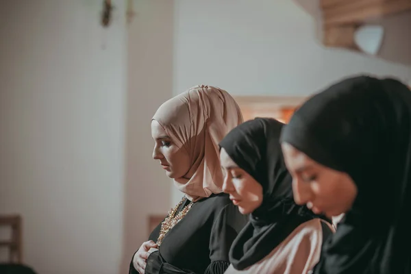 Tři muslimské dívky modlitbě v mešitě — Stock fotografie