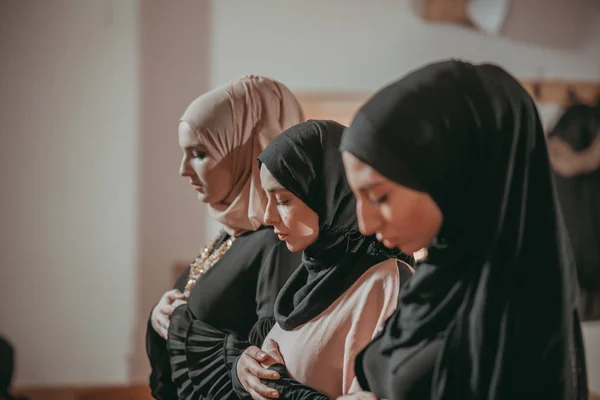 Tři muslimské dívky modlitbě v mešitě — Stock fotografie