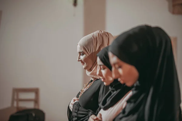 Drei muslimische Mädchen beten gemeinsam in Moschee — Stockfoto