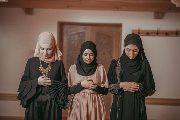 Trois filles musulmanes prient ensemble dans une mosquée — Photo