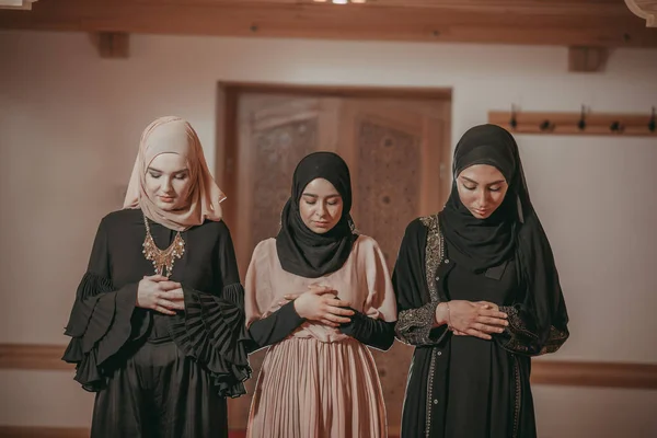 Drei muslimische Mädchen beten gemeinsam in Moschee — Stockfoto