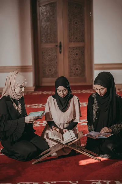 Três meninas muçulmanas rezam juntas na mesquita — Fotografia de Stock