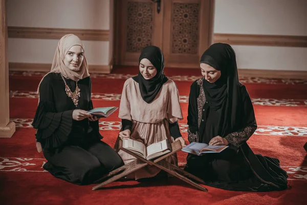 Três meninas muçulmanas rezam juntas na mesquita — Fotografia de Stock