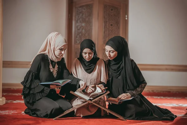 Três meninas muçulmanas lendo Alcorão na mesquita — Fotografia de Stock