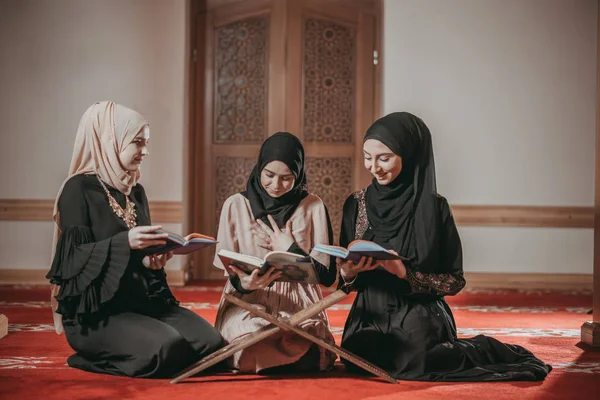 Tiga gadis muslim membaca Quran di masjid — Stok Foto