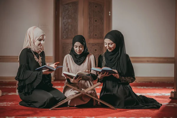 Üç Müslüman kız Kur'an camide okuma — Stok fotoğraf