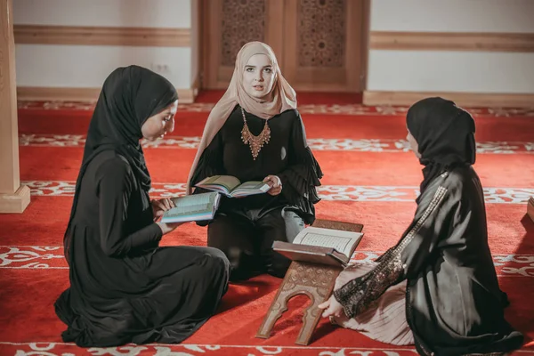 Three muslim girls reading Quran in mosque — Stock Photo, Image