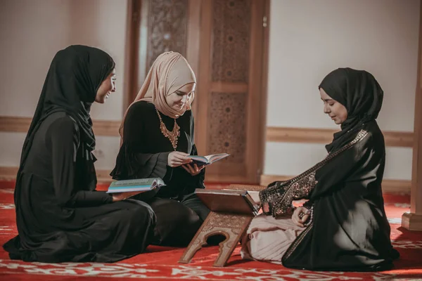 Three muslim girls reading Quran in mosque — Stock Photo, Image