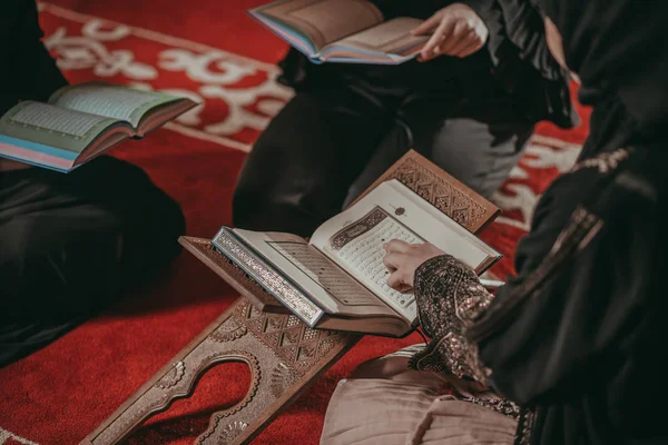 Drei muslimische Mädchen lesen Quran in Moschee — Stockfoto