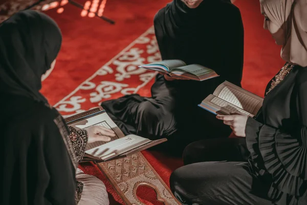 Três meninas muçulmanas lendo Alcorão na mesquita — Fotografia de Stock