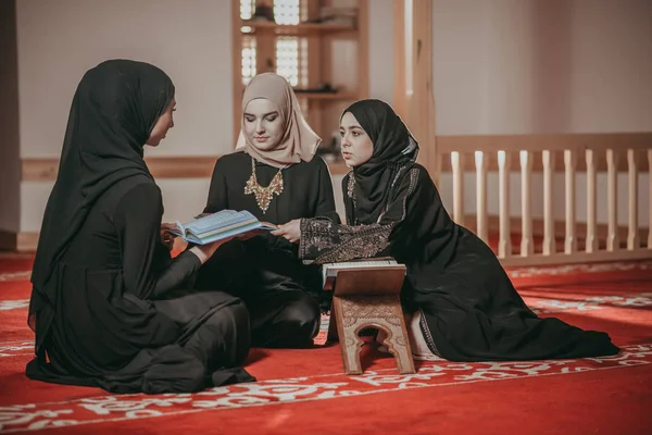 Três meninas muçulmanas lendo Alcorão na mesquita — Fotografia de Stock