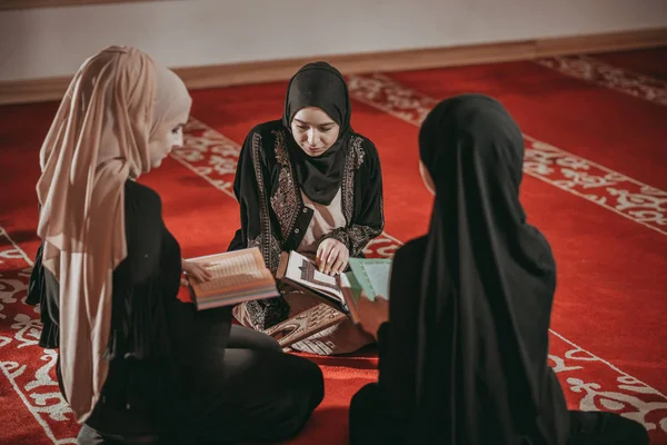Three muslim girls reading Quran in mosque — Stock Photo, Image
