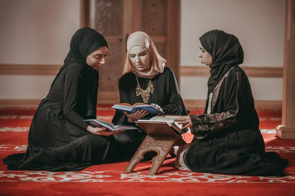 Três meninas muçulmanas lendo Alcorão na mesquita — Fotografia de Stock