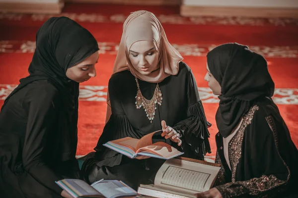 Três meninas muçulmanas lendo Alcorão na mesquita — Fotografia de Stock