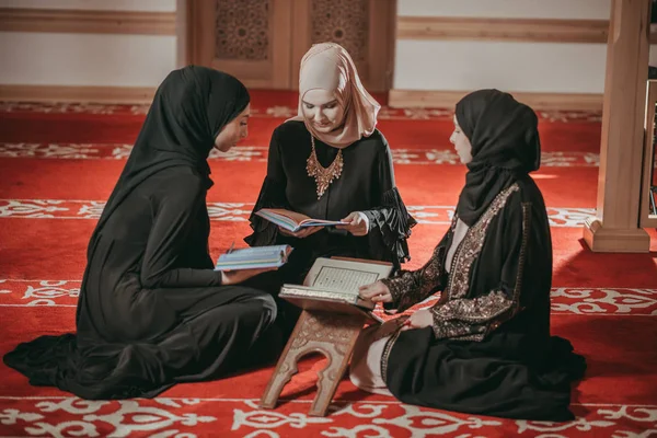 Três meninas muçulmanas lendo Alcorão na mesquita — Fotografia de Stock