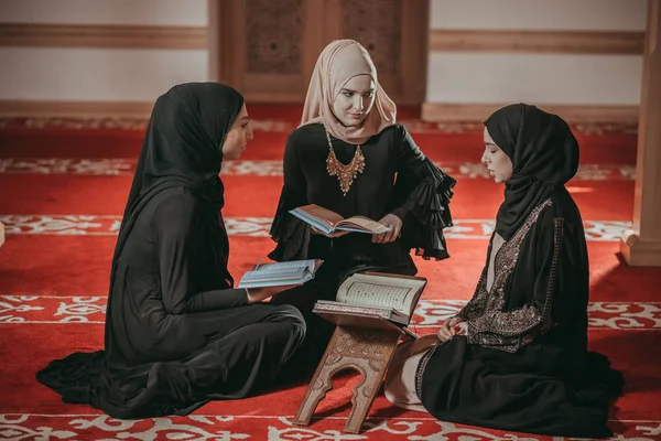 Três meninas muçulmanas lendo Alcorão na mesquita — Fotografia de Stock