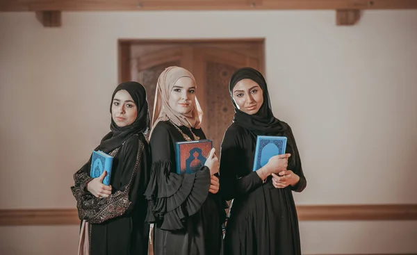 Tři muslimské dívky čtení Koránu v mešitě — Stock fotografie
