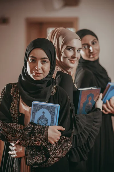 Tři muslimské dívky čtení Koránu v mešitě — Stock fotografie