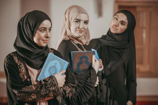 三名穆斯林女孩在清真寺阅读《古兰经》 — 图库照片