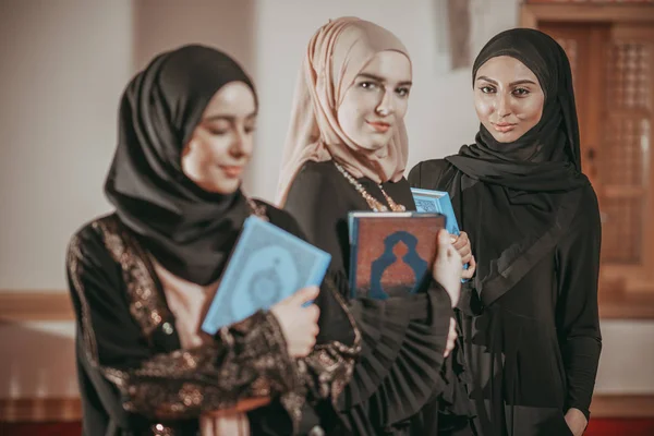 三名穆斯林女孩在清真寺阅读《古兰经》 — 图库照片