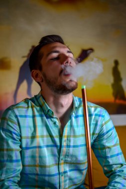 adam sigara shisha