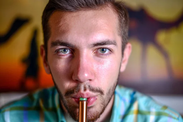 adam sigara shisha