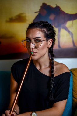 Genç kız sigara shisha sıcak