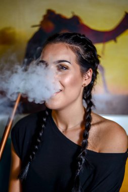 Genç kız sigara shisha sıcak