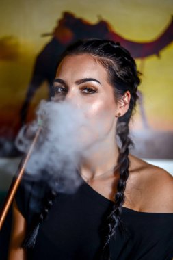 Genç kız sigara shisha sıcak