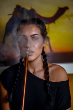 Genç kız sigara shisha sıcak