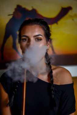 Genç kız sigara shisha sıcak