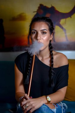 Genç kız sigara shisha sıcak