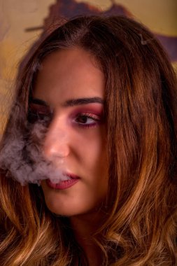 Kız sigara shisha yakın çekim