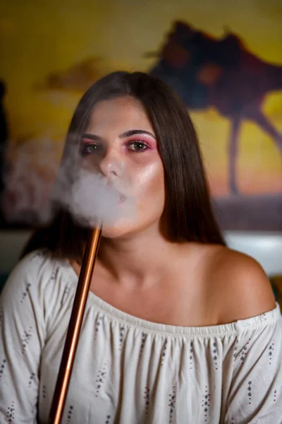 Jong meisje roken shisha — Stockfoto