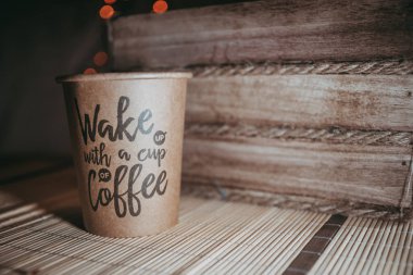 Güzel dekor ile masada siyah kahve