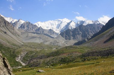 Buzul mavi gökyüzü ile karlı dağlarla. Kazakistan, Tanrı Dağları