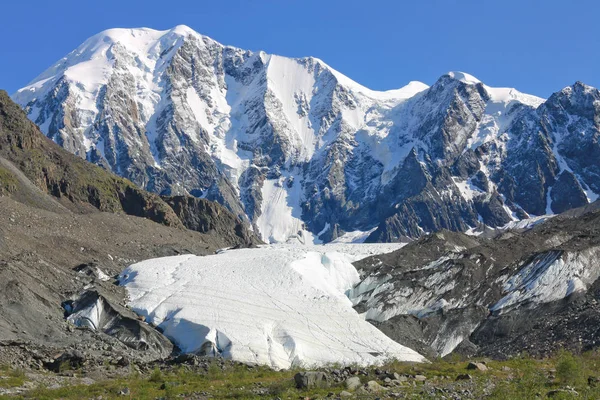 Pic de montagne avec glacier au ciel bleu. Altaï, Russie . — Photo
