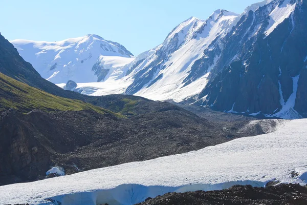 Curved glacial moraine in the mountains. Altai, Russia. — Stock Photo, Image