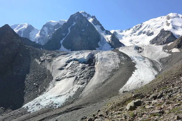 Pic de montagne avec glacier au ciel bleu. Altaï, Russie . — Photo