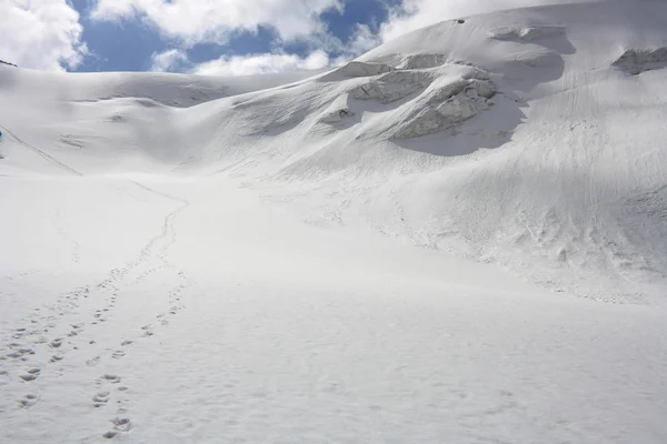 Dağcı kar dağ tepe üzerinde ayak izleri. Kazakistan, Tanrı Dağları