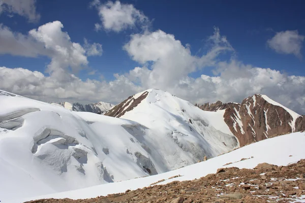 Dağ tepe buzul mavi gökyüzü ile birlikte. Kazakistan, Tanrı Dağları