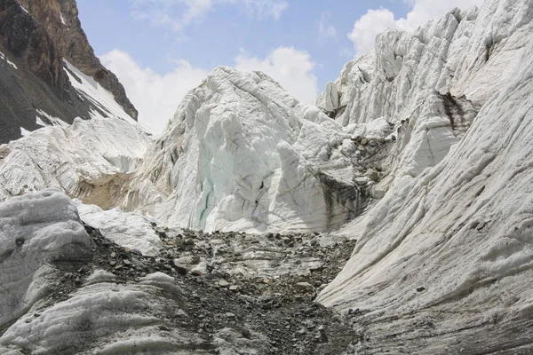 Glacier fissuré dans les montagnes avec de la glace bleue. Kirghizistan, Dugoba — Photo