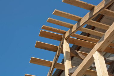 gökyüzüne karşı çatı ahşap çerçeve