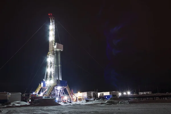 Sibirya'da geceleri petrol sondaj kulesi. Kış. Manzara