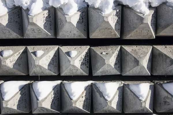 kışın açık depoda beton yığınları yığınları