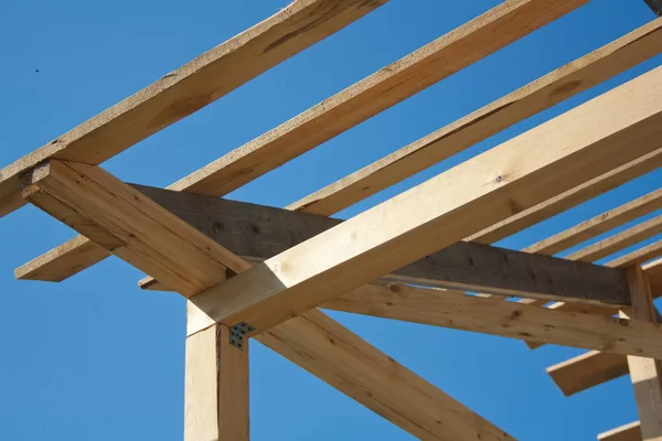 A moldura de madeira do telhado contra o céu — Fotografia de Stock