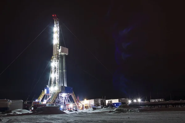 Equipamento de perfuração de petróleo à noite na Sibéria. Inverno. Paisagem — Fotografia de Stock