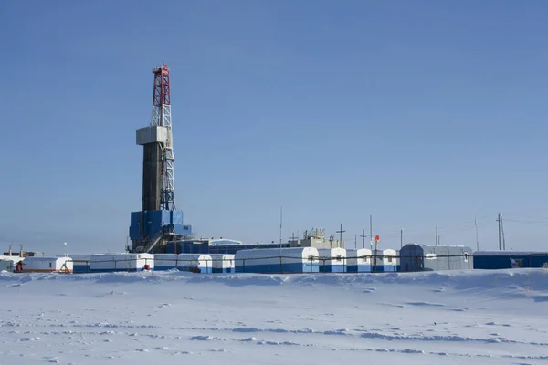 Equipamento de perfuração de petróleo na Sibéria. Inverno. Paisagem — Fotografia de Stock