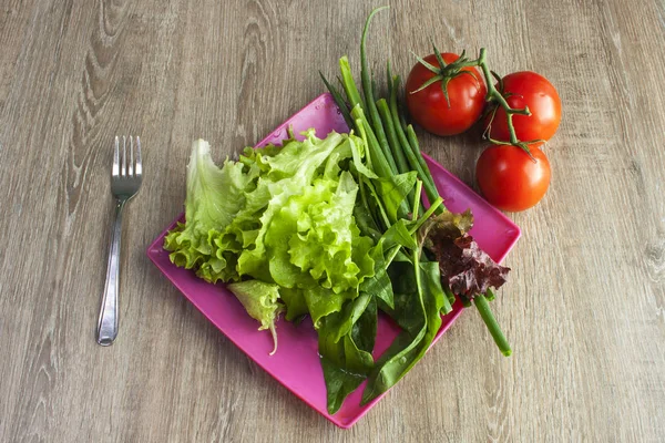 Yeşillikli salata, çeri domates, pembe kare tabaktabaktabaktabaktabaktabaktabaktabaktabaktabak tabaktabaktabaktabaktabaktabak, tepegöz
